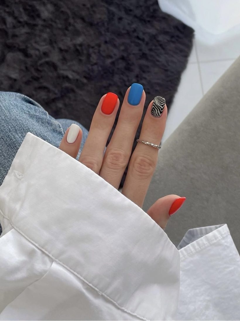 Sloth Hug · Handmade Finger Nail - Image 2